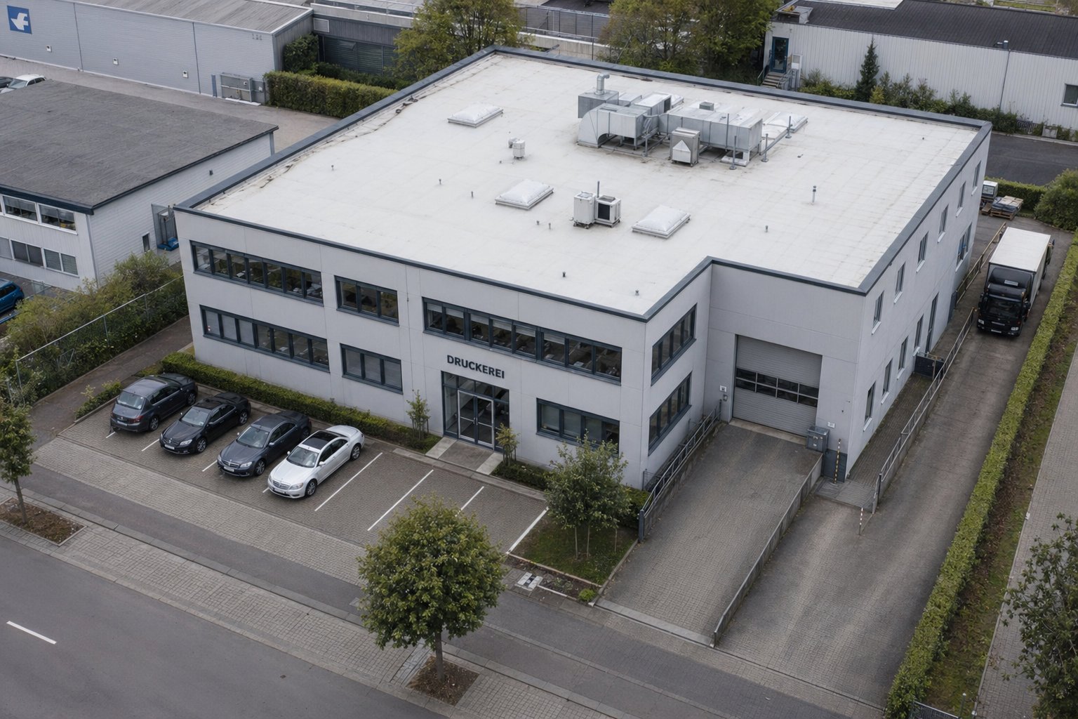 Mittelständische Druckerei in einem deutschen Gewerbegebiet. Außenansicht