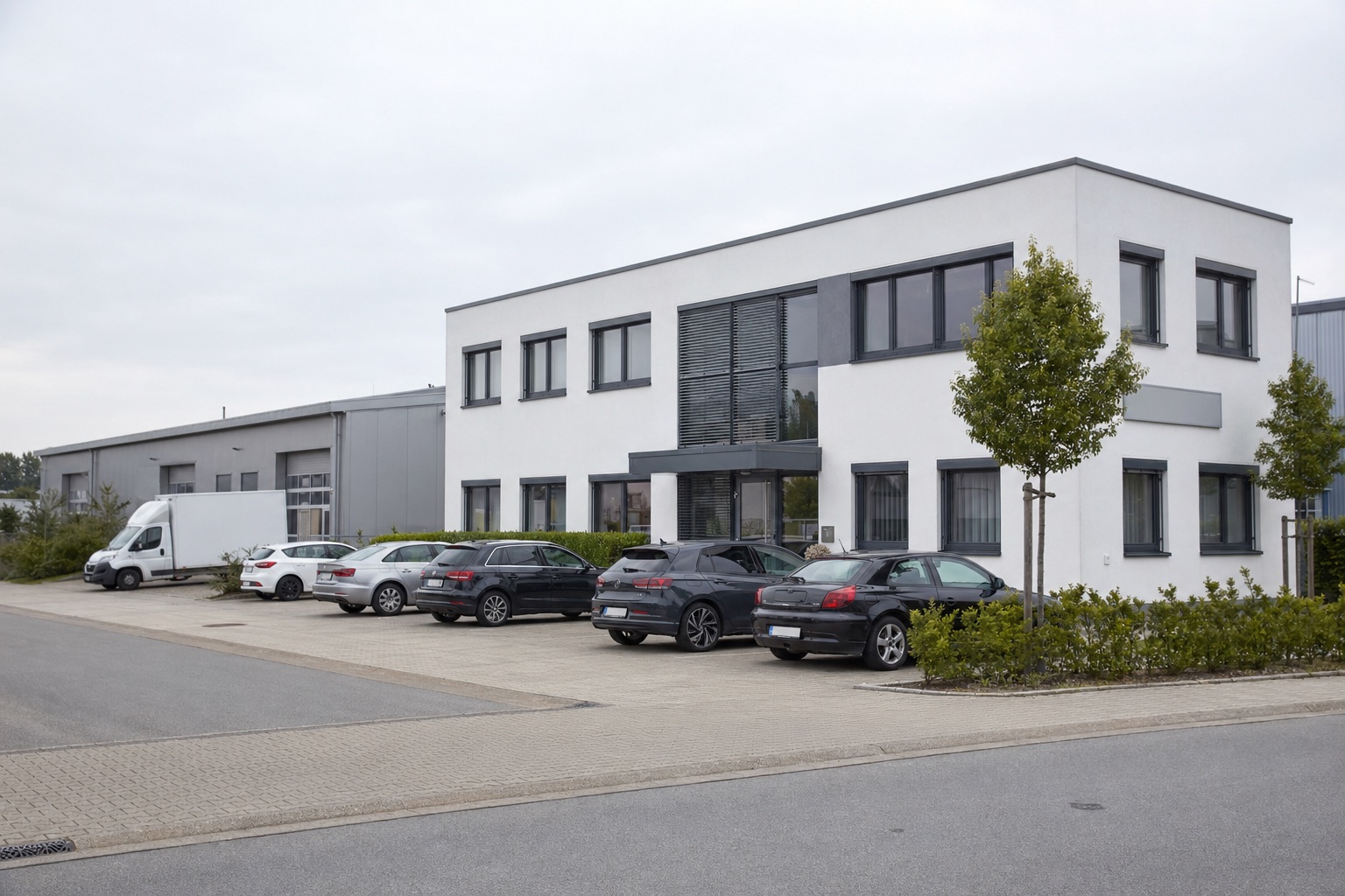 Typisches mittelständisches Firmengebäude im deutschen Gewerbegebiet